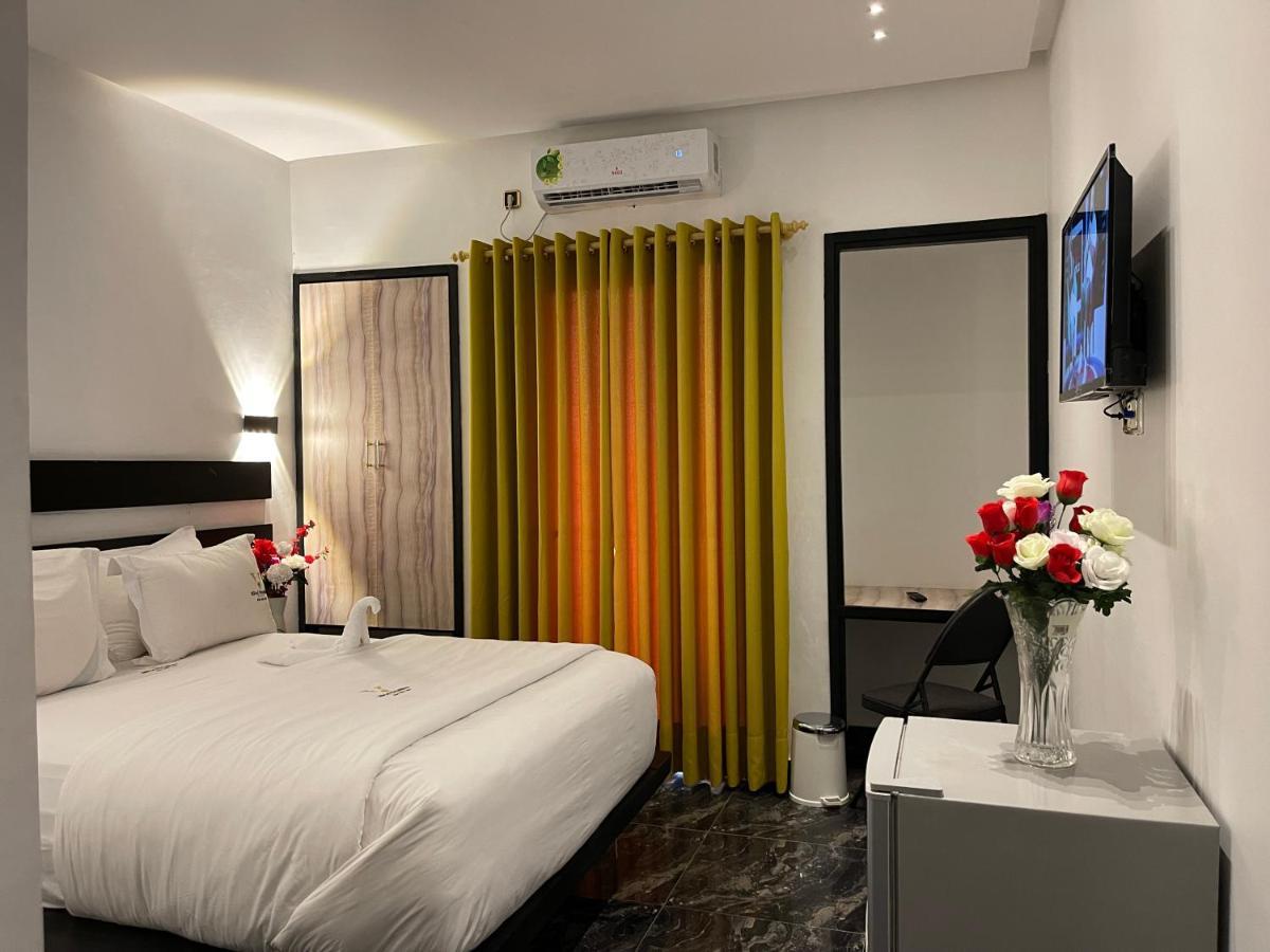 Hotel Vendome Douala Exterior photo